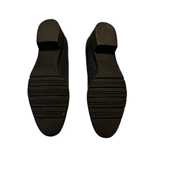 Salvatore Ferragamo navy pump size 8, narrow - Picture 3 of 5